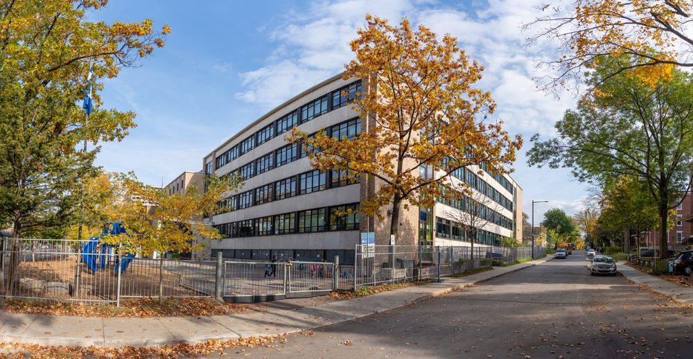 École de quartier en automne